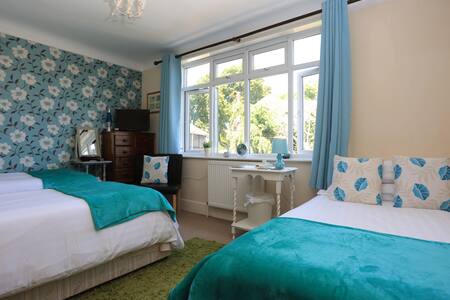 Spacious triple room, located on bus routes