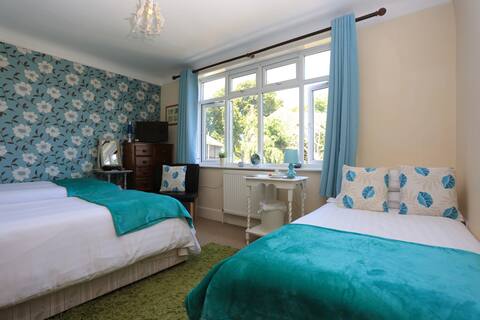 Spacious triple room, located on bus routes