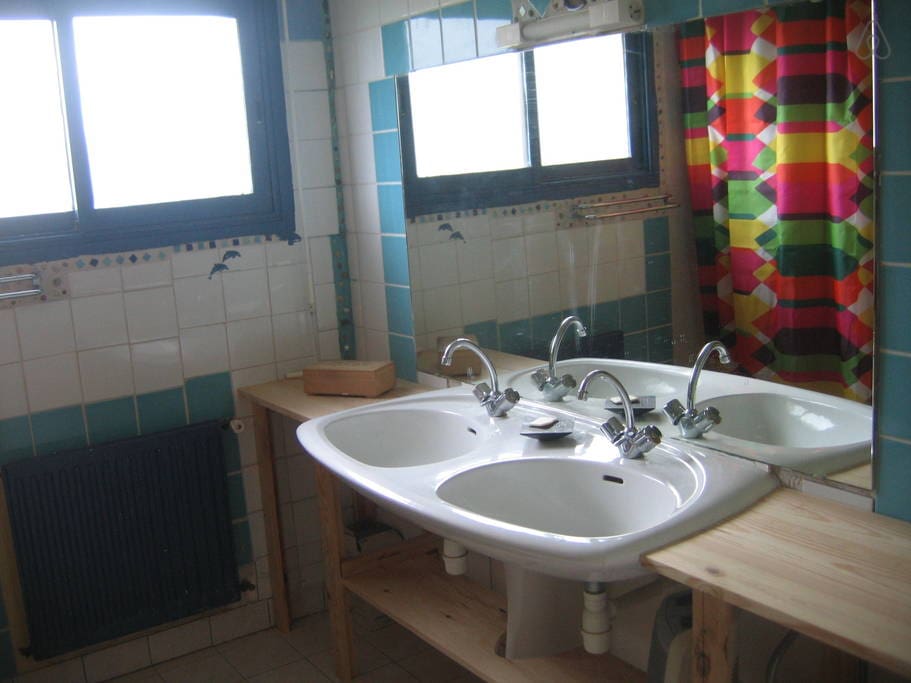 Salle de bain avec lavabo double (toilettes séparées)