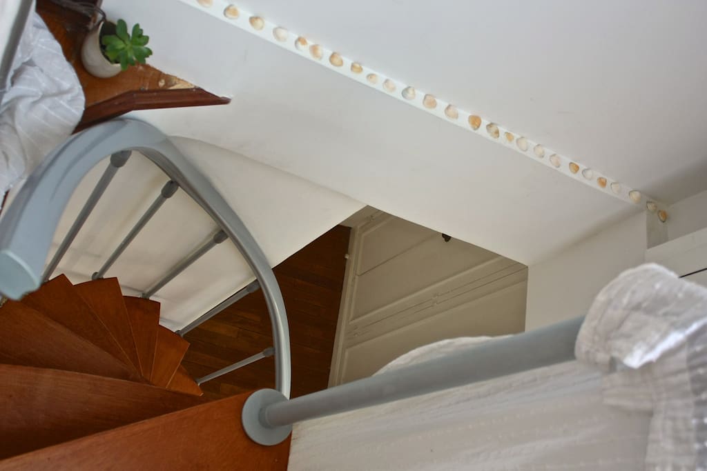 Escalier menant au studio