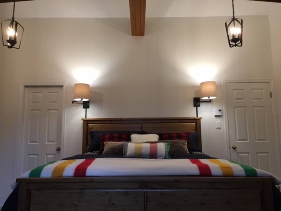 Master bedroom - "Summit" room - king bed