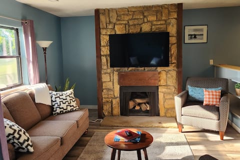 Lovely condo with pool near KU