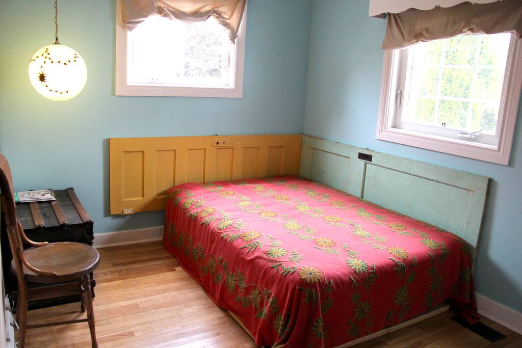 Clean and cozy bedroom.