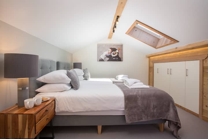 Dormitorio 3 con baño privado con ducha.