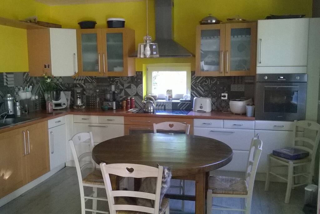 La cuisine, grande et lumineuse.