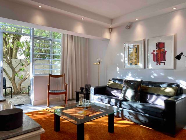 Peaceful garden apartment, 2 minutes to beach.