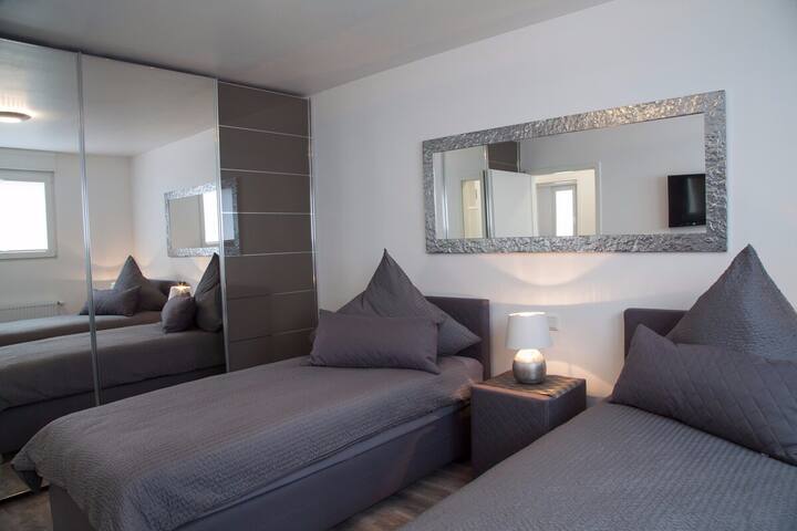 Luxus Appartement Mit Garage Fur Bis Zu 5 Personen Guest Houses For Rent In Solingen Nrw Germany