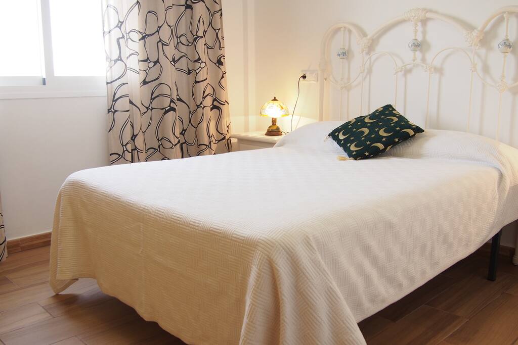 Segundo dormitorio. Habitación con cama doble.