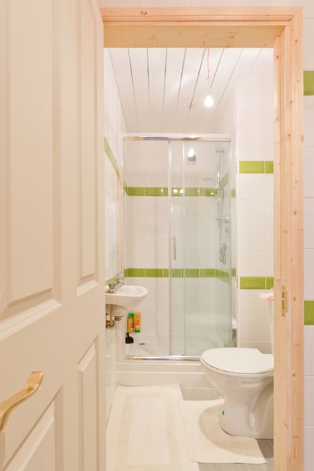 Shower room.