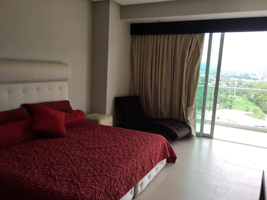 Recamara principal
Master bedroom with private bathroom, tub walk in closet