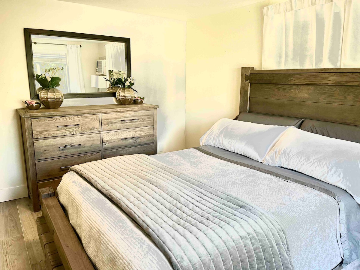 ¡Tu encantador dormitorio con una cama tamaño queen muy cómoda y vistas maravillosas al área de relajación del patio trasero y al canal!