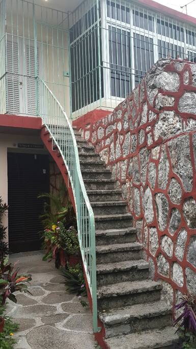 Escalera de acceso a la primera planta.