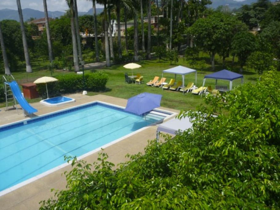 Piscina, vista hacia la entrada