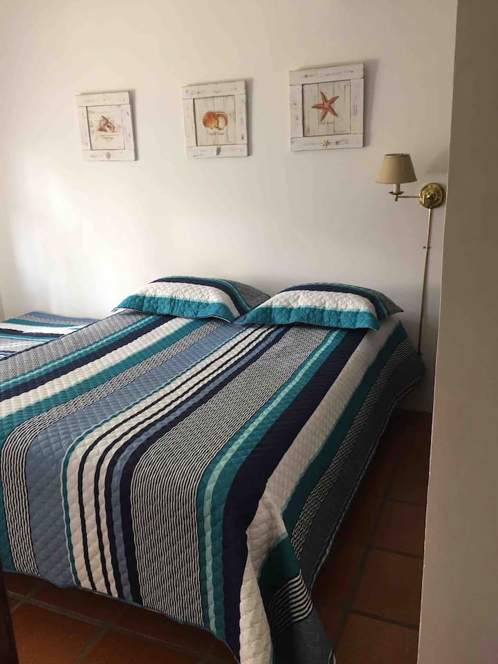 سرير مزدوج متوسط الحجم وسرير فردي 