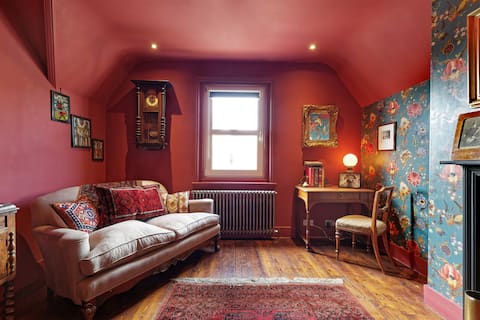 Successful Airbnb property: Top floor Luxury in Thanet
