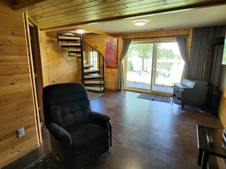 1階にはリビングルーム/テレビエリア、大きな2つのバスルーム（ 3/4 ）、湖の景色が含まれています。
螺旋階段は2階の寝室、キッチン、別のバスルーム（フル）とリビングルーム/テレビエリアに上がります。 