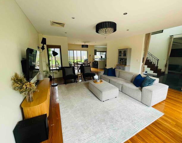 Grand Family Home close to city