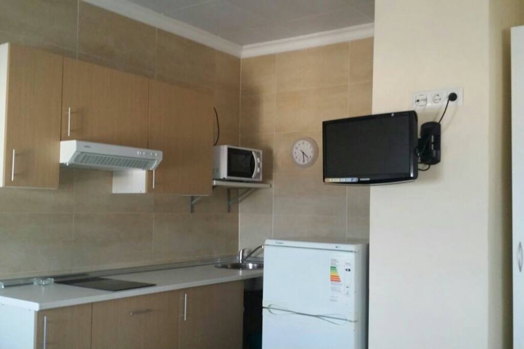 Cocina con utensilios y electrodomésticos