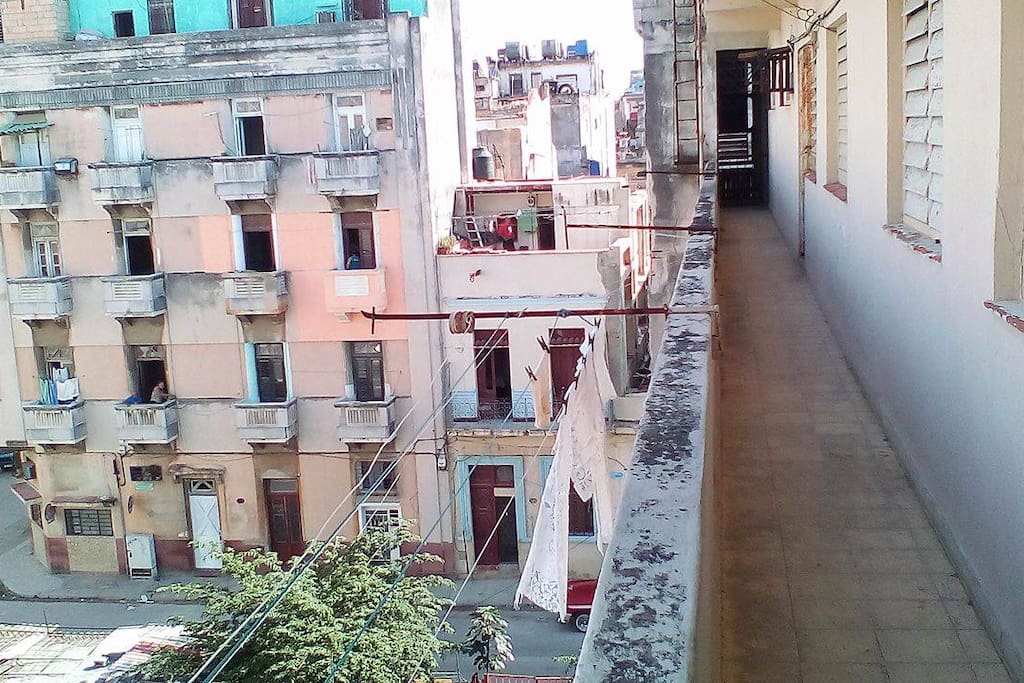 Entrada del apartamento,con vista a nuestro barrio lleno de colores y ambiente popular.