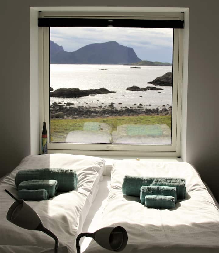 Главна спална соба. Брачен кревет (широк 125