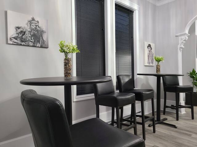 Beautifully Renovated 2 Bedroom Unit -City Central gallery image 3