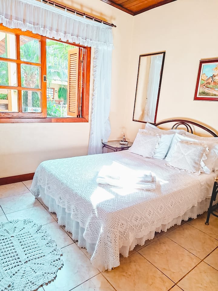 Double bedroom on the ground floor with a baby crib. 