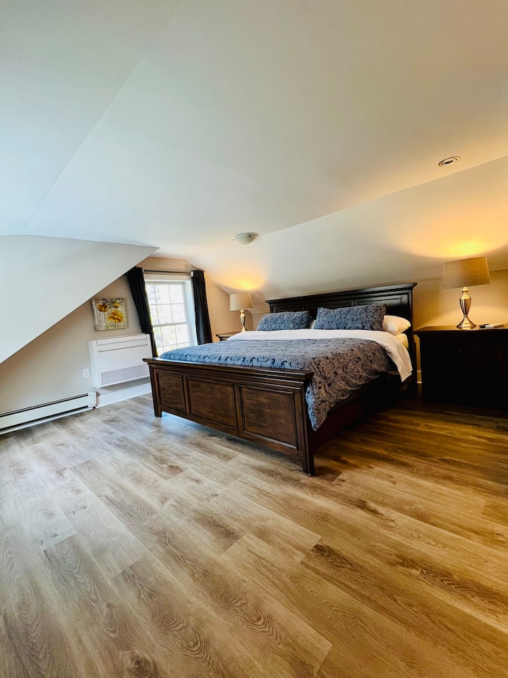 主卧配备加大双人床、50英寸电视、步入式衣柜和套房浴室。 