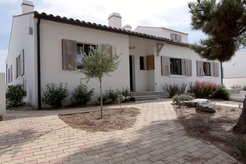 Entrée de la maison. Une place de parking privative + descente de garage pour garer une seconde voiture
