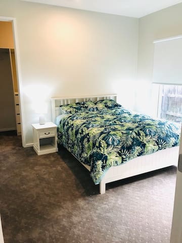 Heart of Torquay , 2 blocks from beach, Sleeps 11 gallery image 3