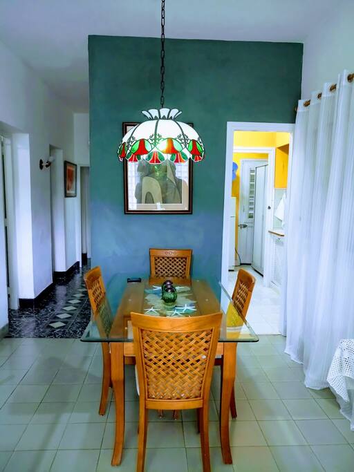 Comedor y acceso a cocina y habitaciones.