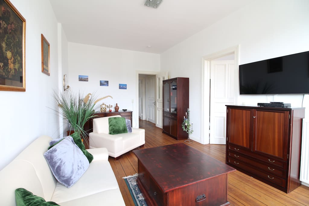Schön eingerichtetes Wohnzimmer für gemütliche Abende / Beautifully furnished living room for cozy evenings