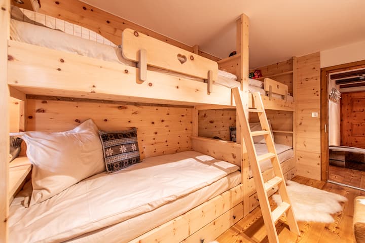 Chambre 3 : chambre pour enfants avec 4 lits superposés et un bureau