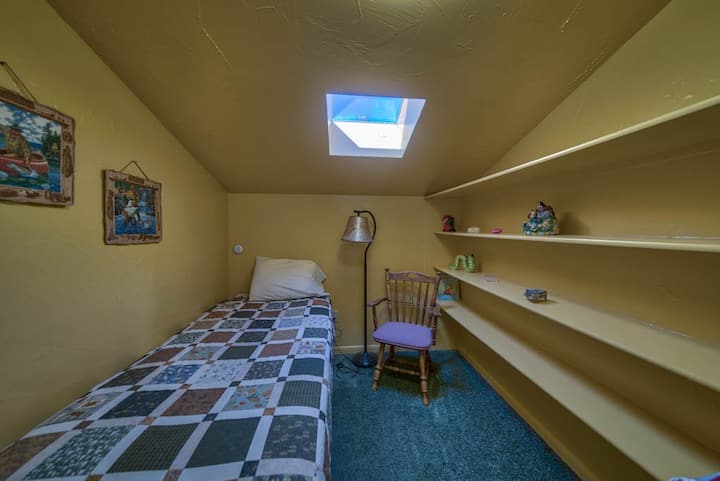 Bedroom 8 - North side - upstairs Single Twin bed Nook - no door