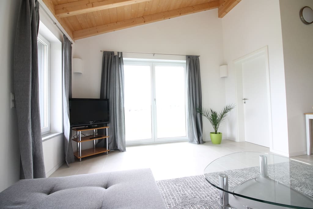 Wohnzimmer mit Zugang zum Süd-/Westbalkon