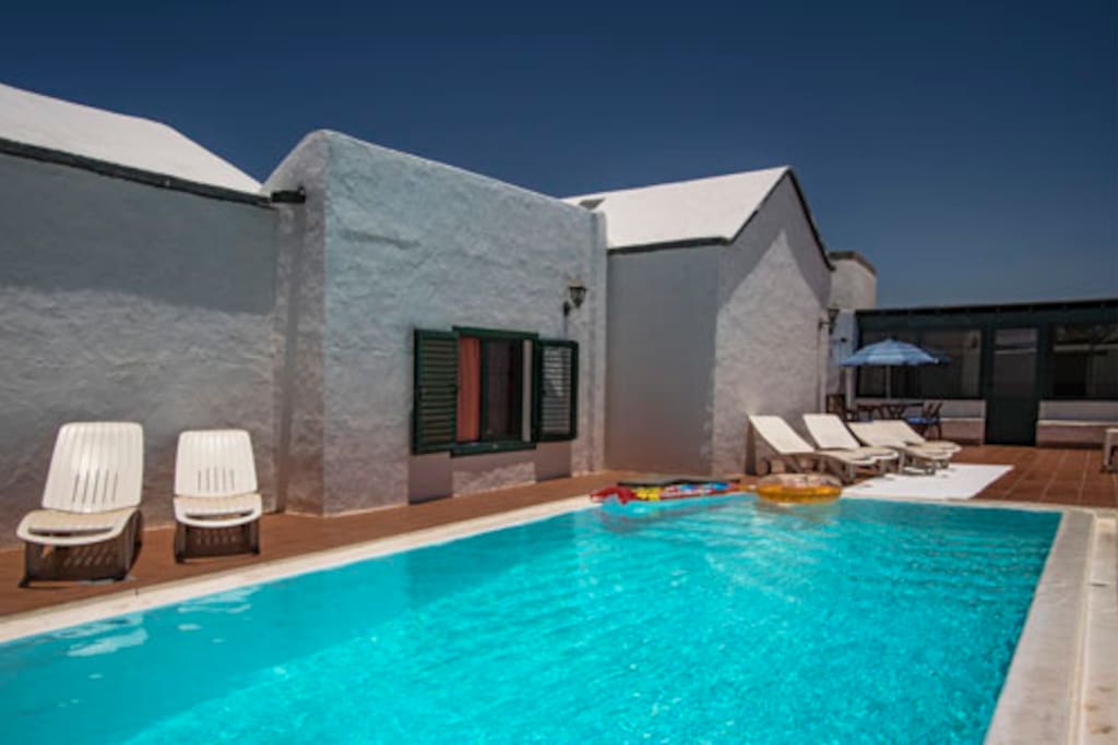 the pool with the terrasse