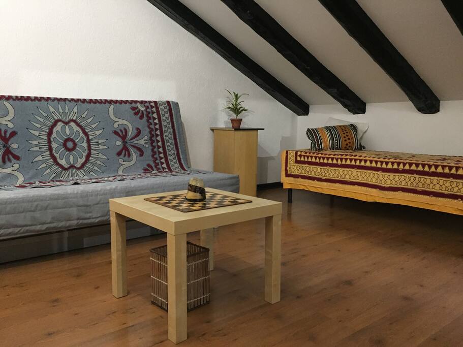 camera da 4 posti letto (1 divano letto matrimoniale + 2 letti singoli) / bedroom for 4 guests (1 double sofa bed + 2 single beds)