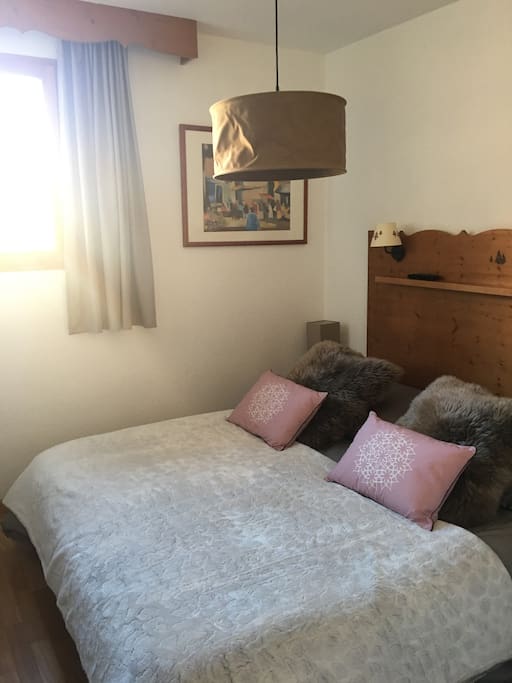Chambre n°1 avec 1 lit de 160cm et TV écran plat