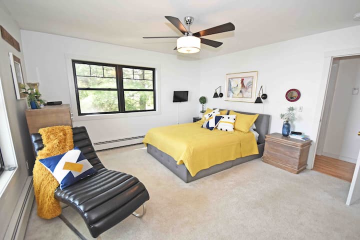 Opustite se i uživajte u umirujućem zvuku i pogledu na vodu u glavnoj spavaćoj sobi. Odmorite se na spavanje u novom krevetu s brojem kreveta.