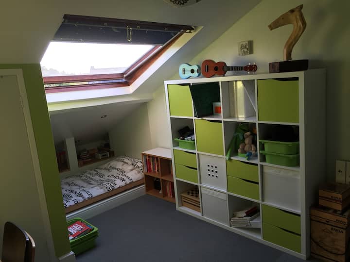 Zelena spavaća soba.
Krevet za jednu osobu + bračni krevet (to su dva kreveta za jednu osobu koja se mogu sastaviti). Maksimalno 3 gosta u ovoj spavaćoj sobi.