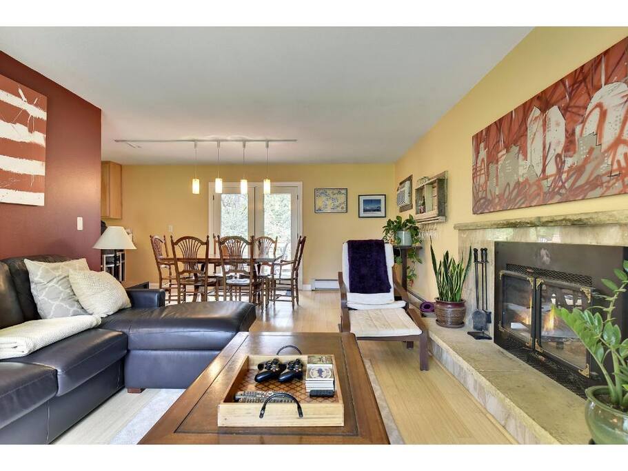Living room (furniture differs)