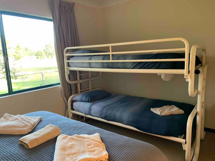 卧室2 （标准双人床和双层床）