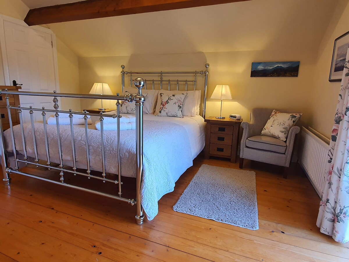 The Master bedroom with King size bed and Multi Award winning Emma mattress for a really comfy nights sleep.