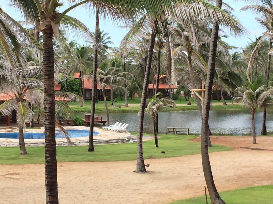 Condomínio fechado com deck completo (piscina, churrasqueira, forno de pizza, sinuca, sauna), lago e campo de futebol.