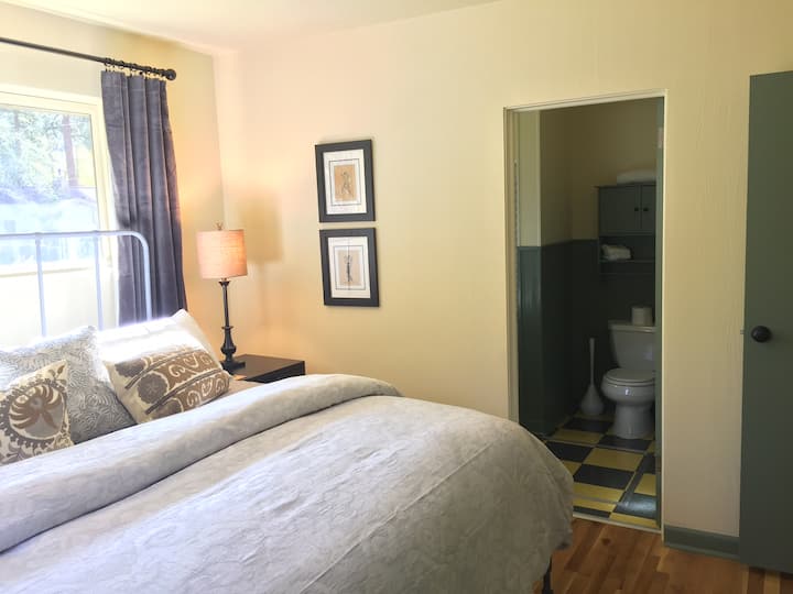 Domina con cama tamaño king y baño privado