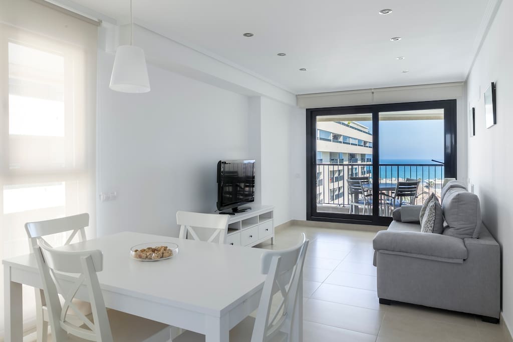 Salón-comedor con acceso terraza. Living room with direct terrace access.