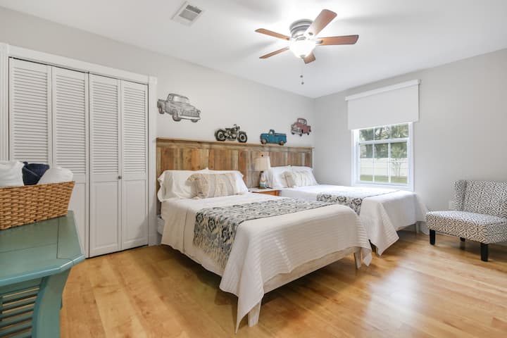 Децата обичат автомобилите и камионите. 2 легла в пълен размер с матраци от мемори пяна