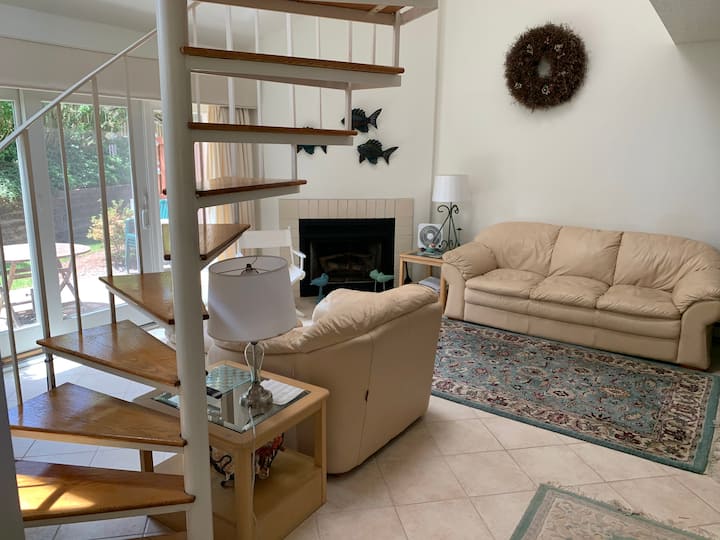 Lush & Cozy Oceanedge Townhouse - Orleans, MA