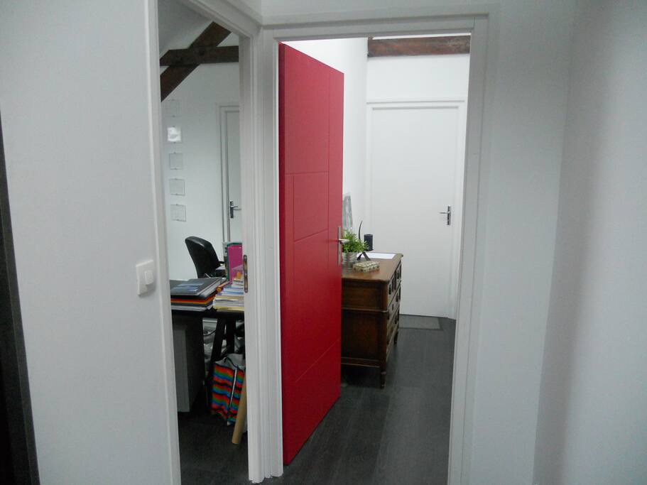 pallier donnant sur l'entrée de la chambre