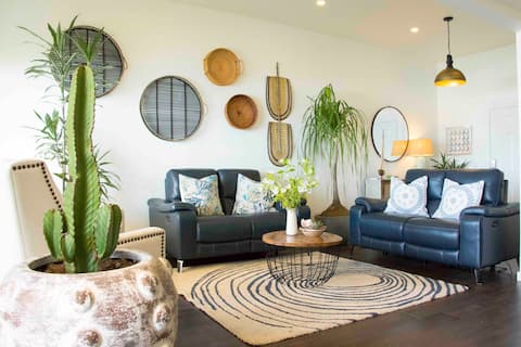 Popular Airbnb listing: CasaAzul – Oceanfront & Jacuzzi in El Sauzal De Rodríguez