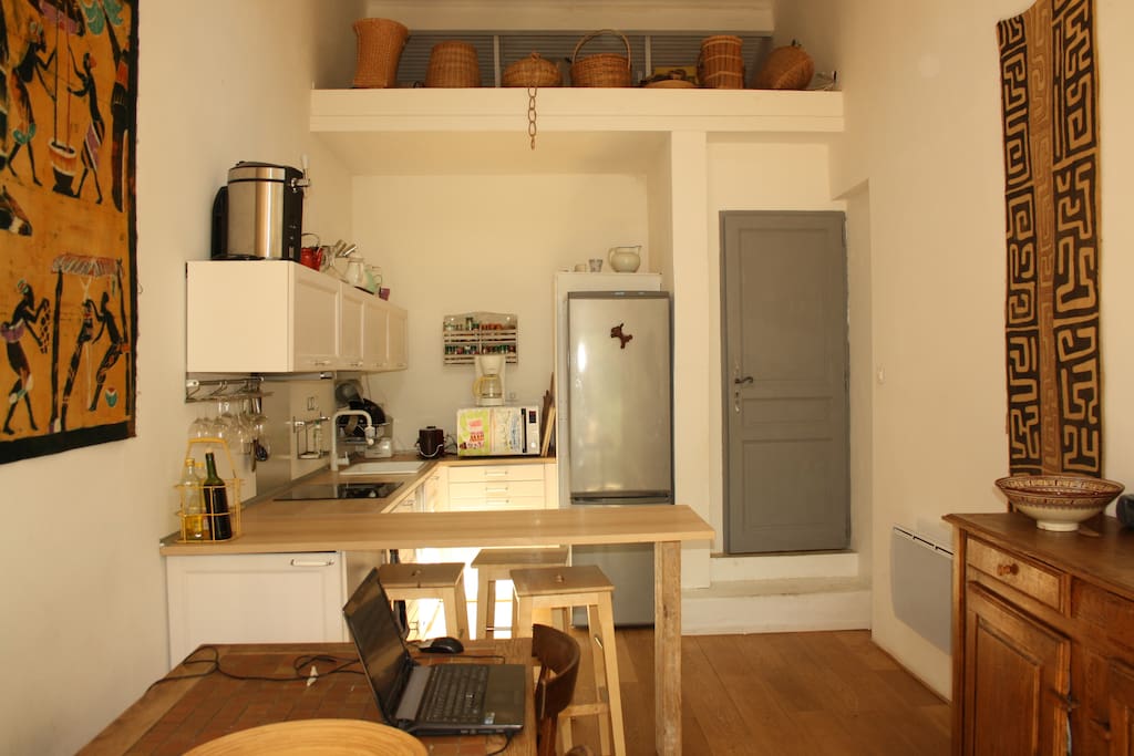Séjour lumineux avec cuisine intégrée